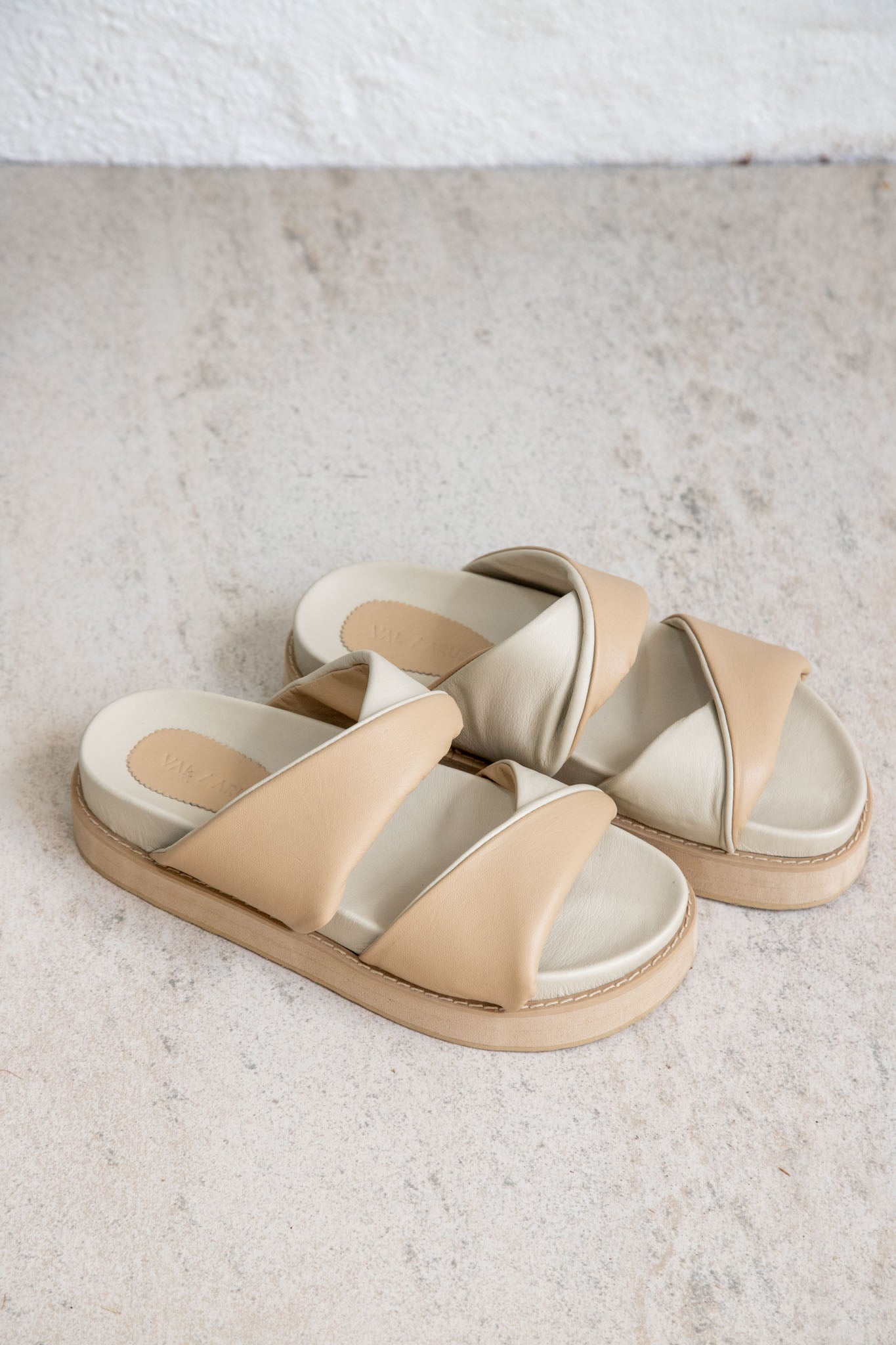 Sisi beige
