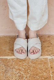 atelier-sandals-beige-02-modelo-pies