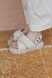 atelier-sandals-beige-03-modelo-pies-detalle