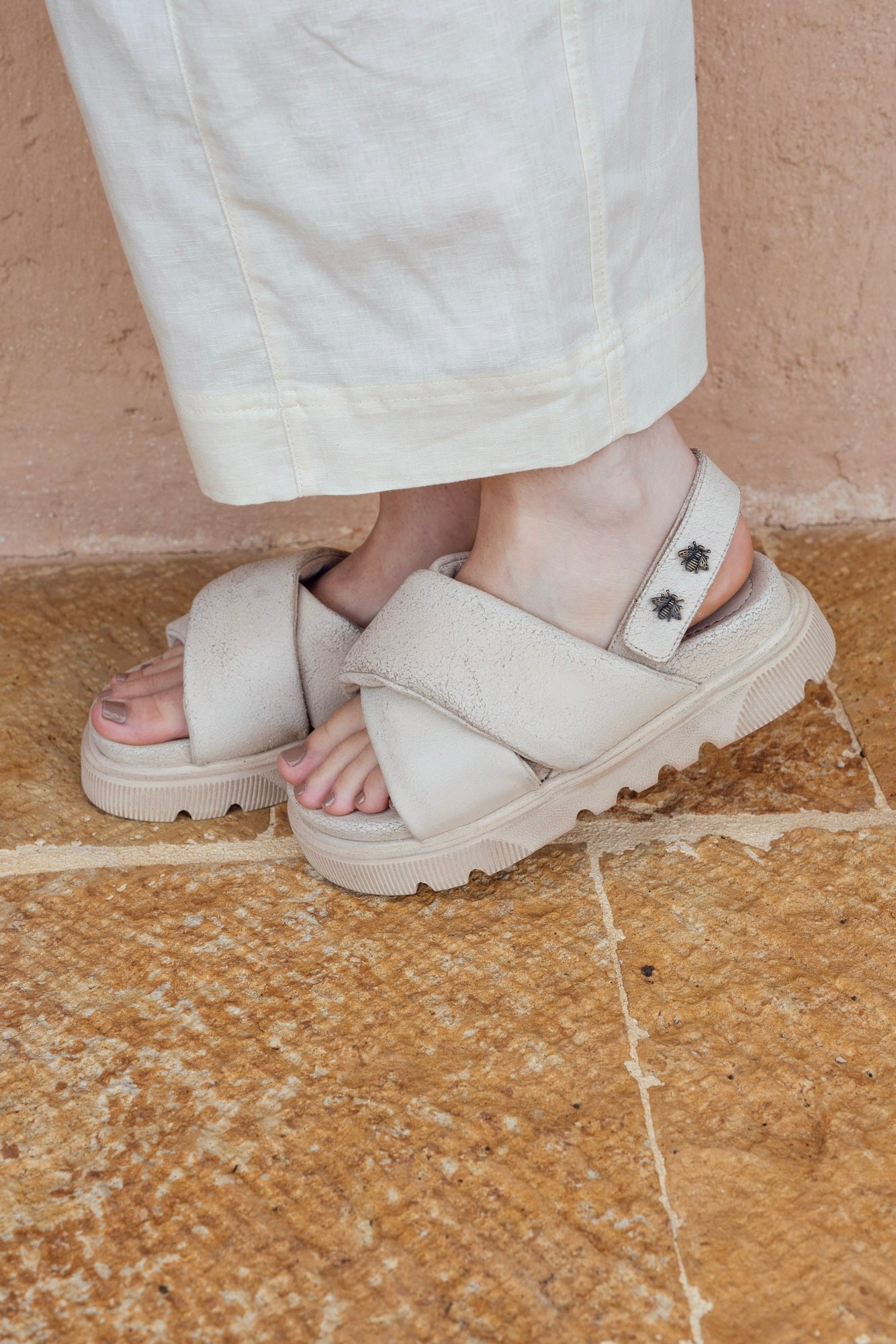 atelier-sandals-beige-04-modelo-pies-detalle