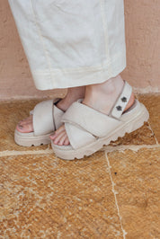 atelier-sandals-beige-04-modelo-pies-detalle