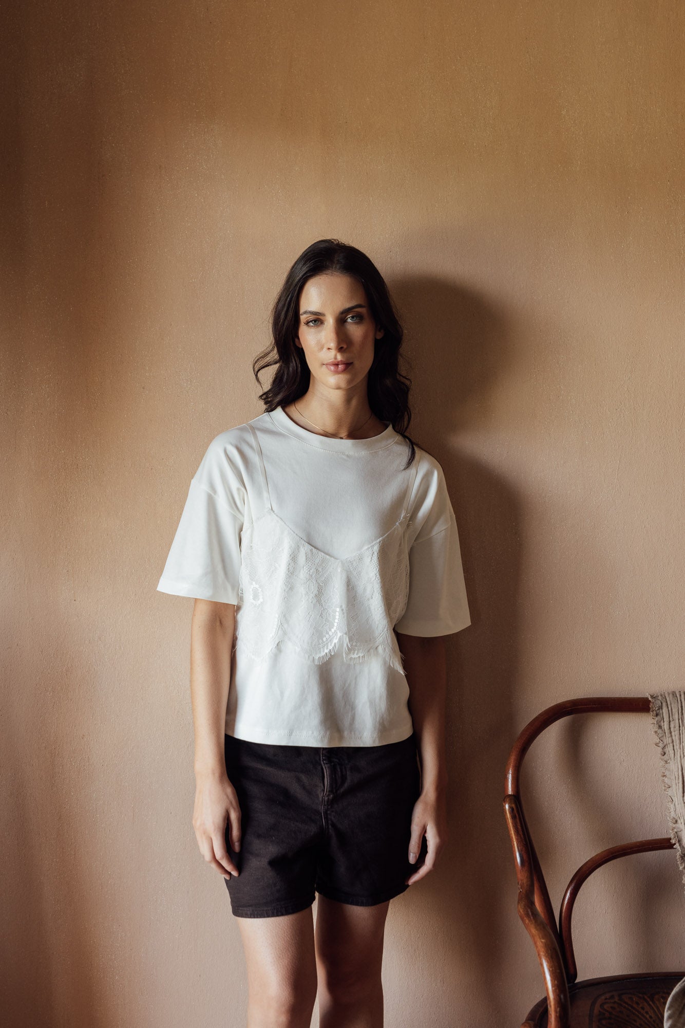 breeza-t-shirt-marfil-01-modelo