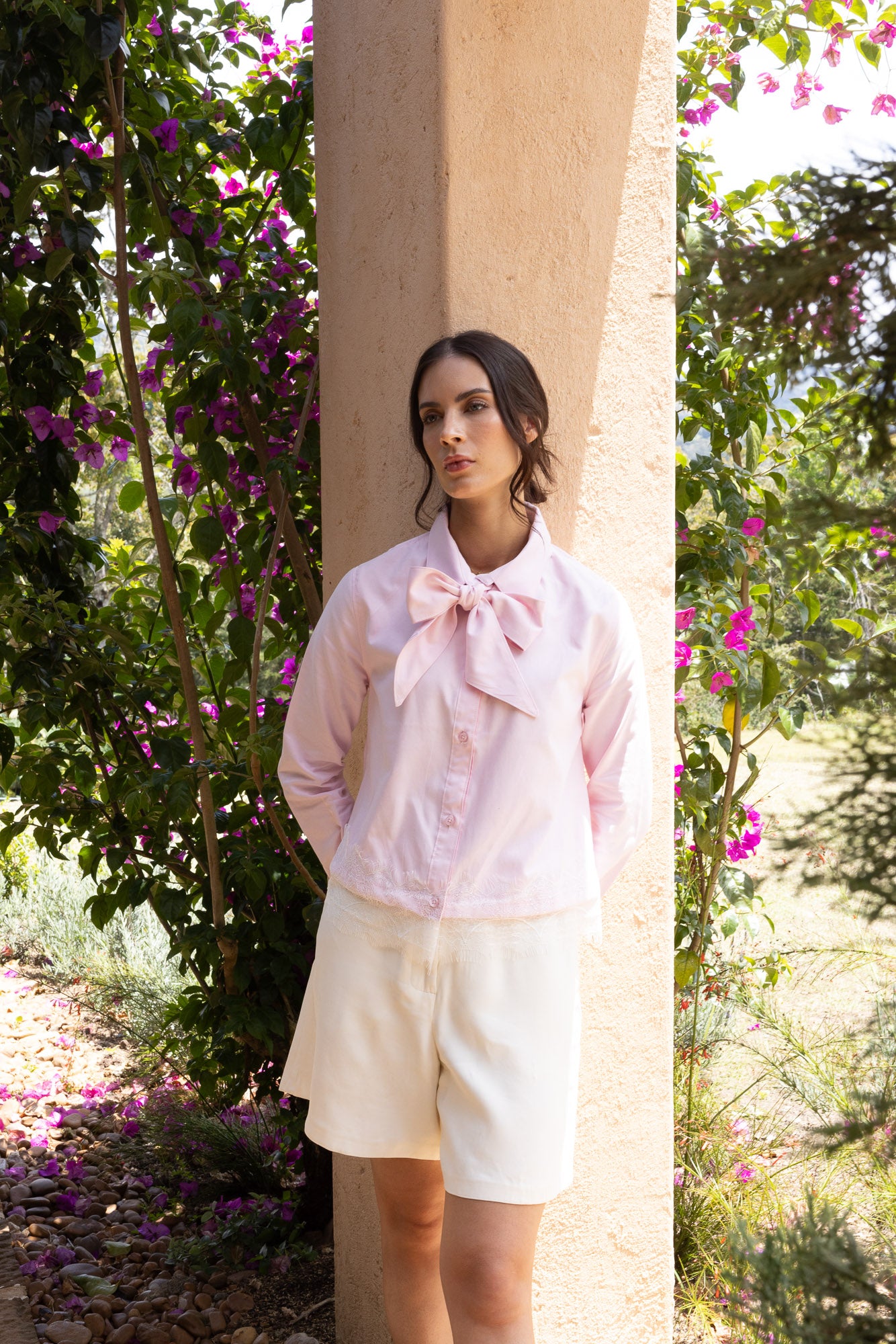 camisa-flora-baby-pink-04-modelo-completo