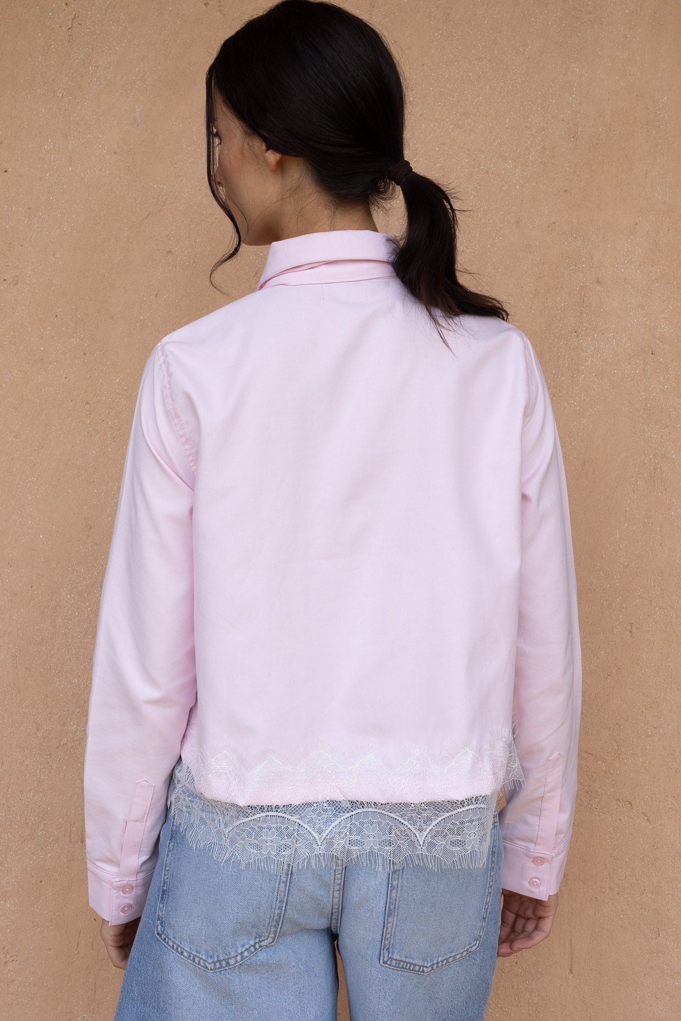 camisa-flora-baby-pink-05-modelo-espalda