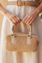 campo-bag-beige-03-detalle-manos