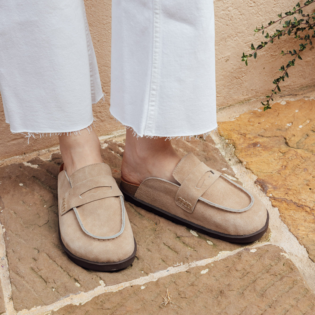 clog-brezza-beige-02-modelo-pies
