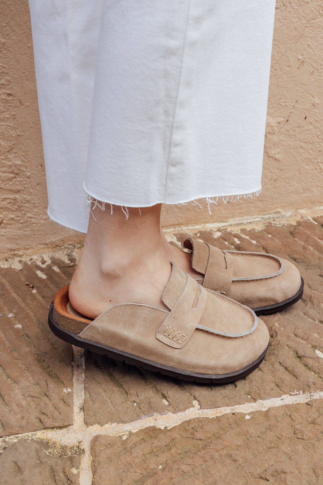 clog-brezza-beige-03-modelo-pies