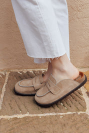 clog-brezza-beige-04-modelo-pies