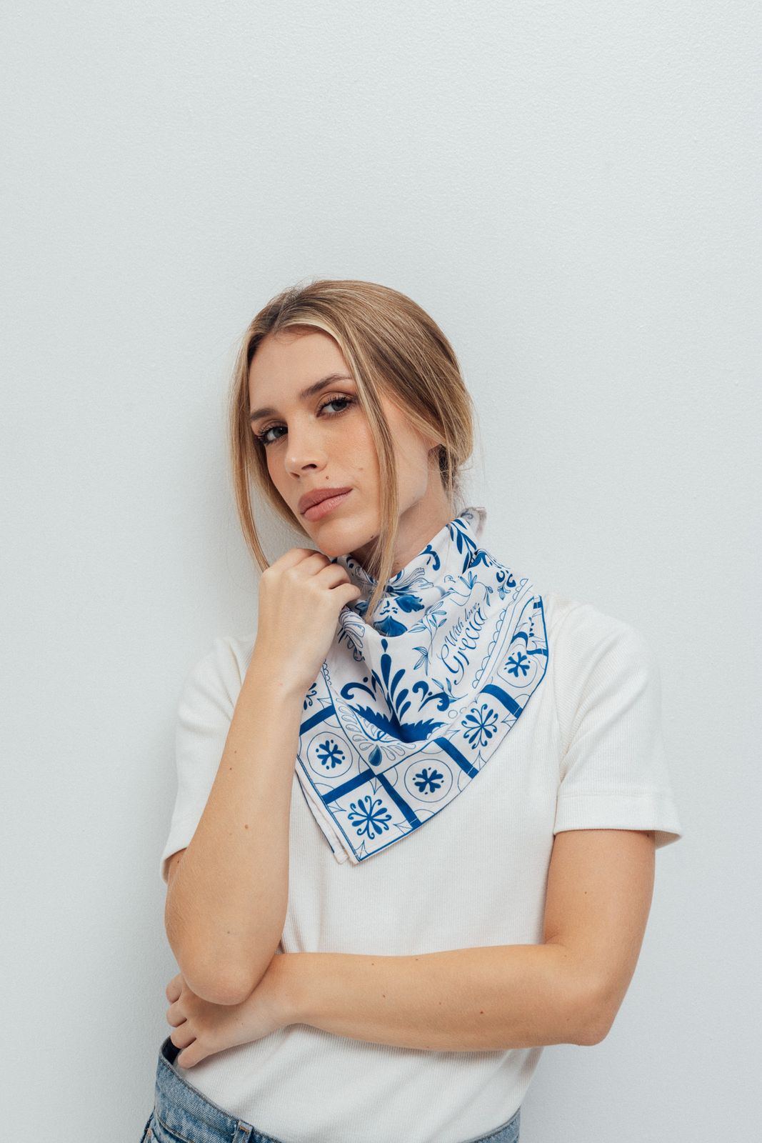 Modelo con la Pañoleta Milos azul y blanca anudada al cuello