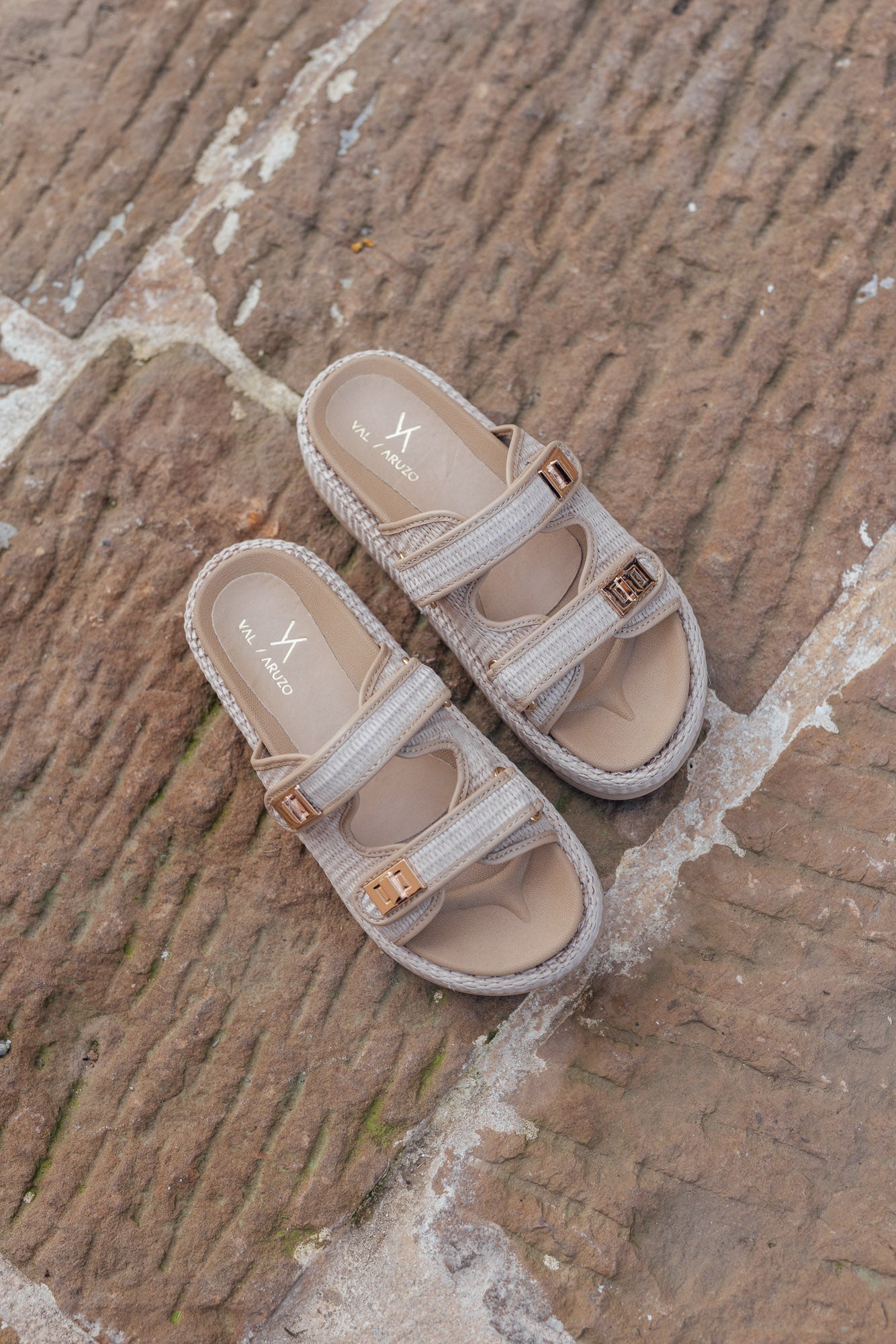 lily-sandals-beige-01-solo
