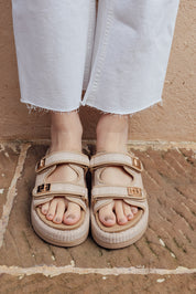 lily-sandals-beige-02-modelo-pies