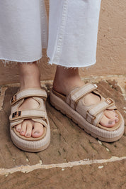 lily-sandals-beige-03-modelo-pies