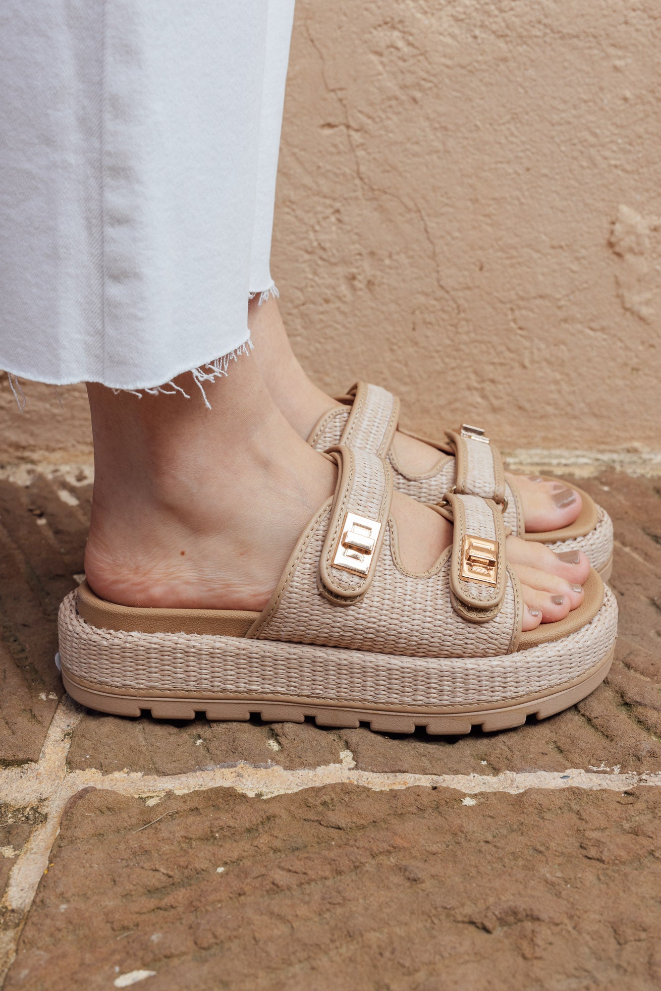 lily-sandals-beige-04-modelo-pies