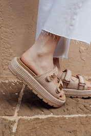 lily-sandals-beige-05-modelo-pies