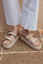 lily-sandals-beige-06-detalle-hebilla