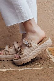 lily-sandals-beige-07-modelo-pies