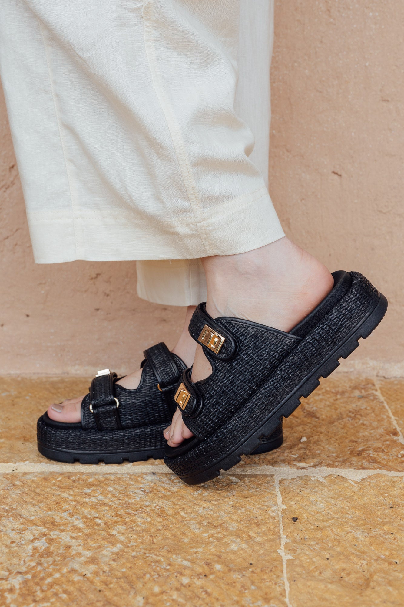 lily-sandals-negra-04-modelo-pies