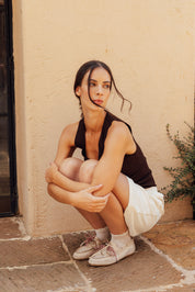 mocasin-amalfi-vintage-beige-09-modelo-sentada