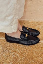 mocasin-atelier-negro-02-modelo-pies