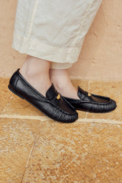 mocasin-atelier-negro-03-modelo-pies