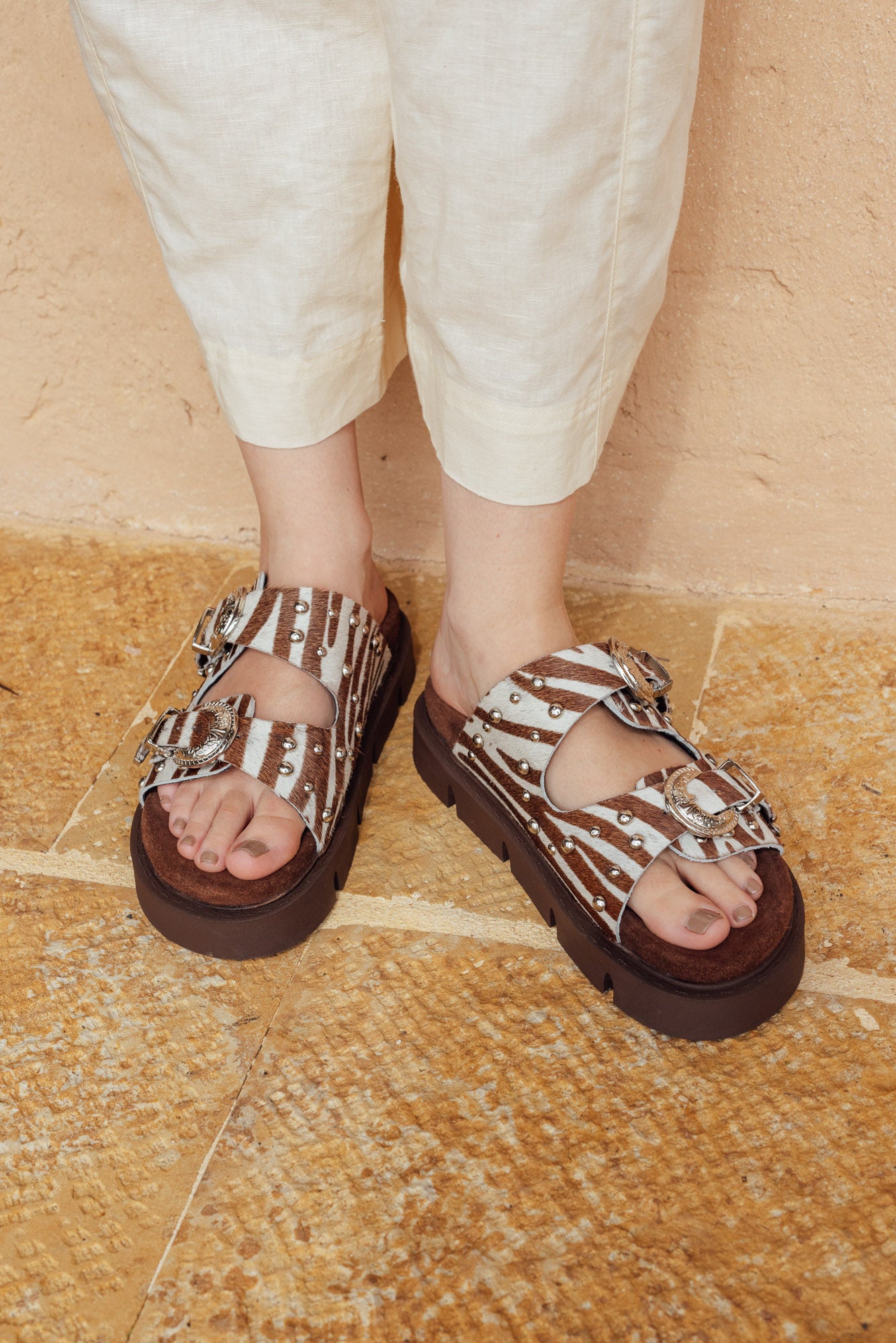 tahiti-sandals-cebra-04-modelo-pies