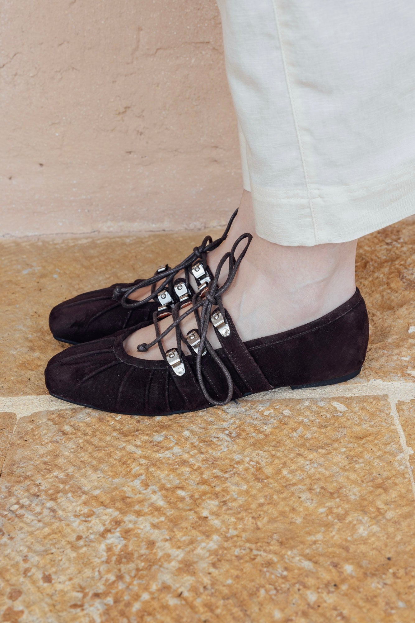 wild-flats-mocca-04-modelo-sentada
