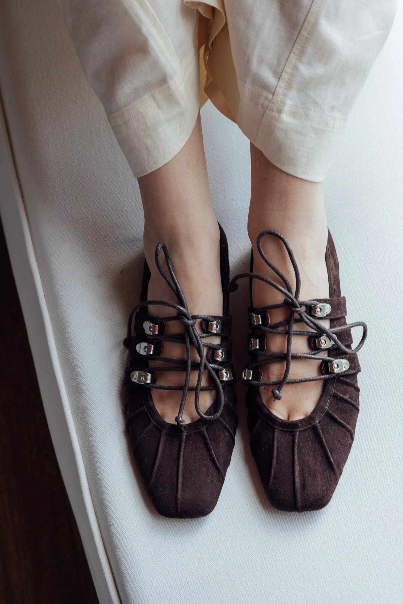 wild-flats-mocca-05-modelo-sentada