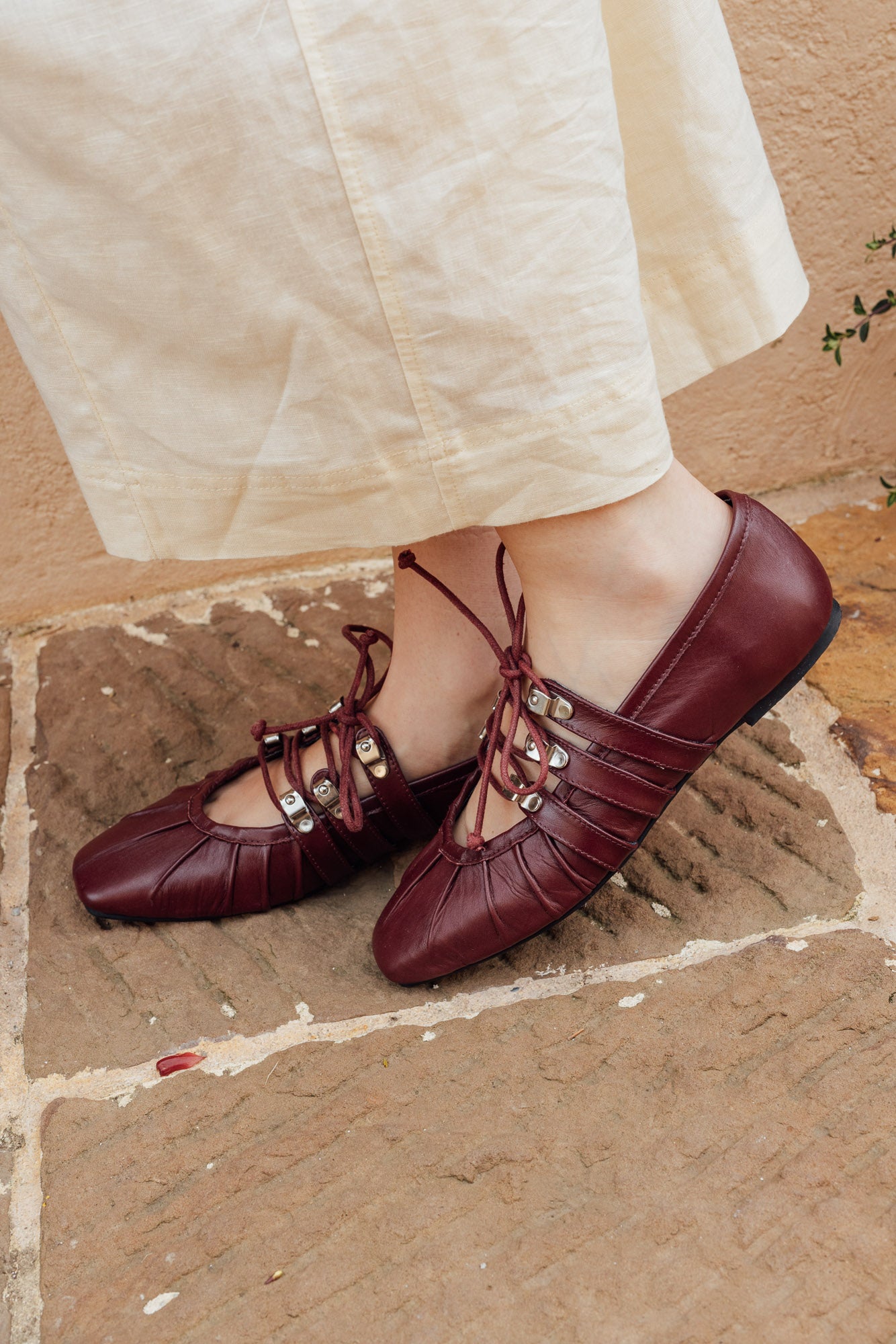 wild-flats-vino-05-modelo-pies