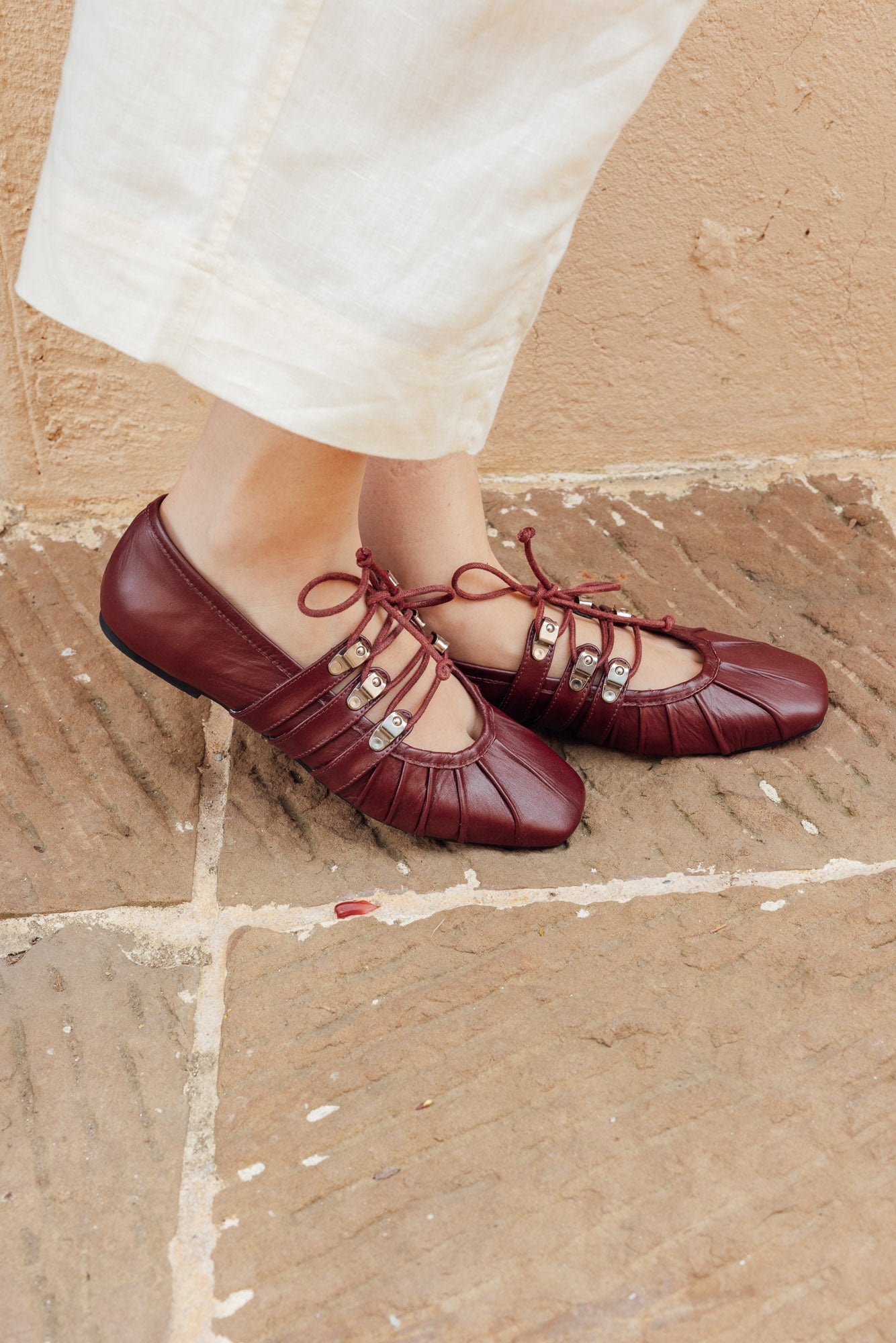 wild-flats-vino-06-modelo-pies
