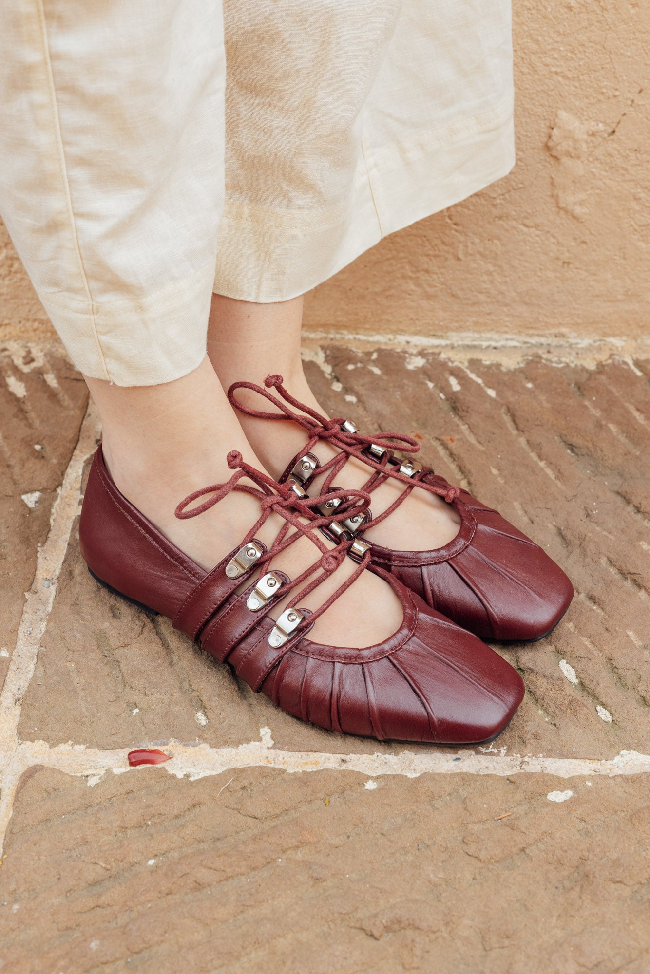 wild-flats-vino-07-modelo-pies