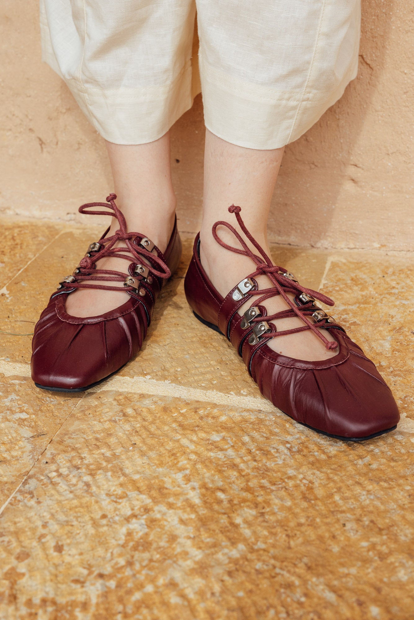 wild-flats-vino-08-modelo-pies